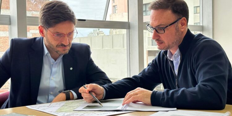 El próximo viernes 6 de junio, estaría en Gálvez, el ministro de Obras Públicas de la provincia, Lisandro Enrico, quien junto a la vicegobernadora Gisela Scaglia, firmarán el acta de inicio de obra de la continuación de las 52 viviendas «abandonadas».