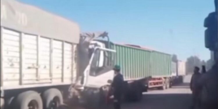 Un acoplado se soltó y chocó varios camiones en Dreyfus