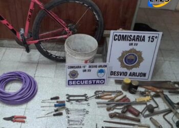 Atraparon a dos personas y recuperaron elementos tras un hecho de robo en Desvío Arijón