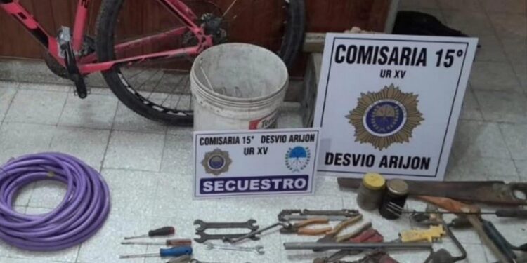 Atraparon a dos personas y recuperaron elementos tras un hecho de robo en Desvío Arijón