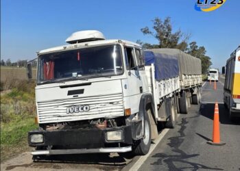 Choque por alcance entre dos camiones en Ruta 65 entre San Genaro y Las Rosas.