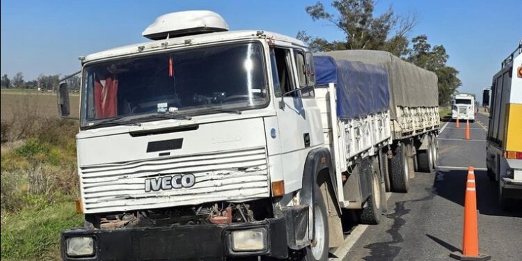 Choque por alcance entre dos camiones en Ruta 65 entre San Genaro y Las Rosas.