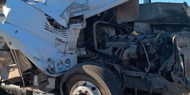 Chocaron dos camiones por alcance en autopista a la altura de Maciel