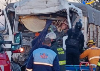 Choque de camiones en la autopista Rosario-Córdoba: Rescate dramático y tránsito cortado