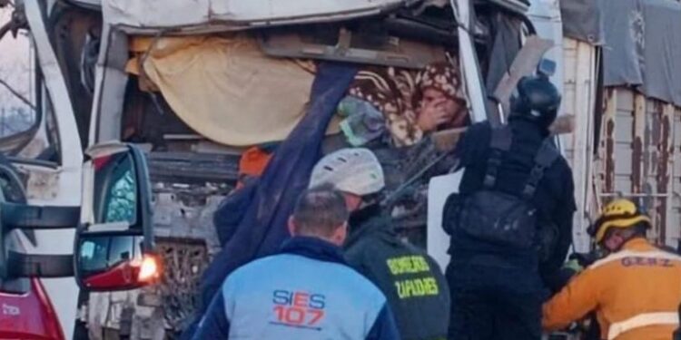 Choque de camiones en la autopista Rosario-Córdoba: Rescate dramático y tránsito cortado