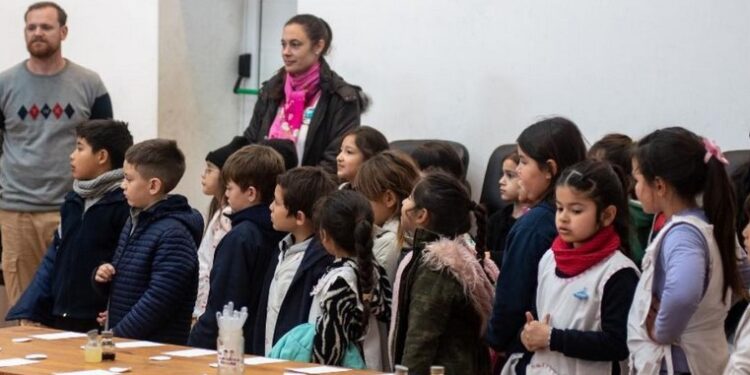 EDUCACIÓN: NIÑOS TIMBUENSES PARTICIPARON DEL TALLER DE CIENCIA DIVERTIDA «LA MOLÉCULA ATENTA»