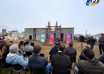 Firma del acta para finalizar las 52 viviendas en Gálvez