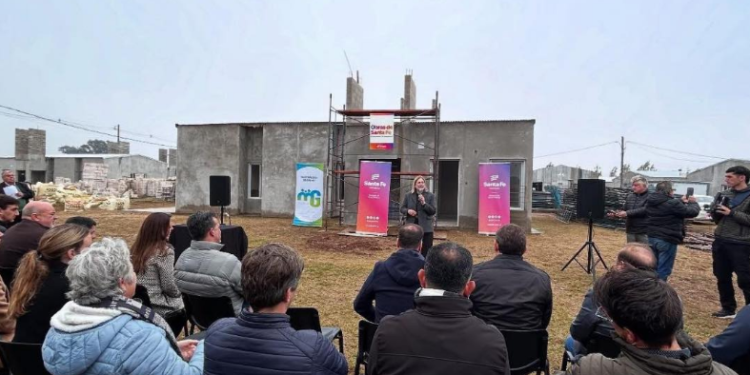 Firma del acta para finalizar las 52 viviendas en Gálvez