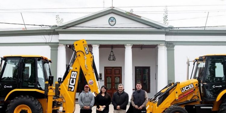 Timbues: FIORENZA INCORPORÓ DOS NUEVAS RETROEXCAVADORAS PARA LOS SERVICIOS COMUNALES