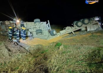 Fuerte accidente entre un camión y un auto en Ruta 13