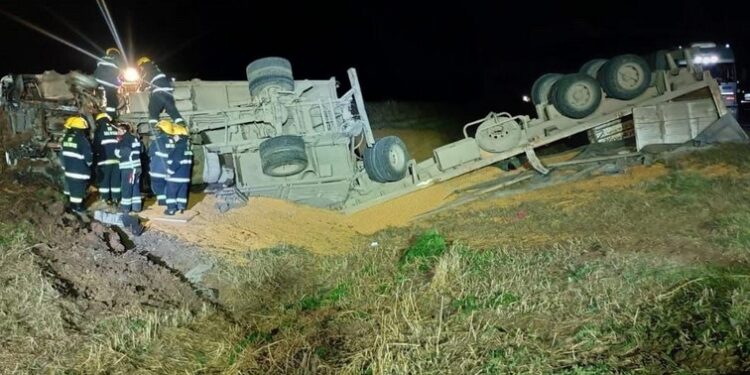 Fuerte accidente entre un camión y un auto en Ruta 13