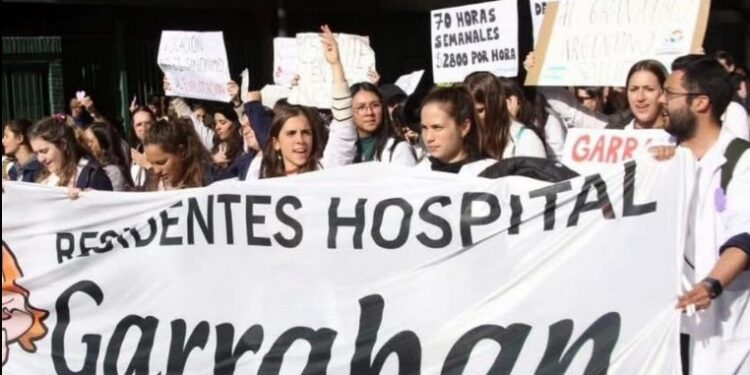Trabajadores del Garrahan protestaron frente al Ministerio de Salud
