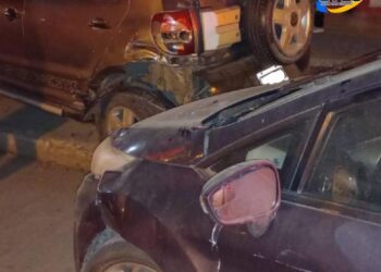 Las Parejas: Un auto impactó a un vehículo estacionado y terminó sobre la vereda