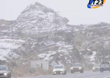 Llegó la nieve a Córdoba y cayeron suaves copos en la capital