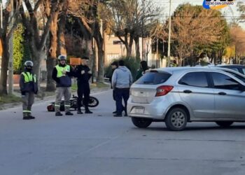 Este jueves por la tarde se produjo un choque entre un auto y una moto por calle Belgrano al 300 en Las Rosas.