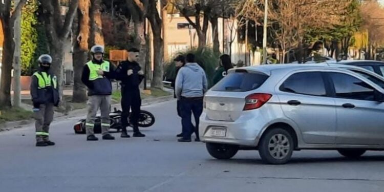 Este jueves por la tarde se produjo un choque entre un auto y una moto por calle Belgrano al 300 en Las Rosas.