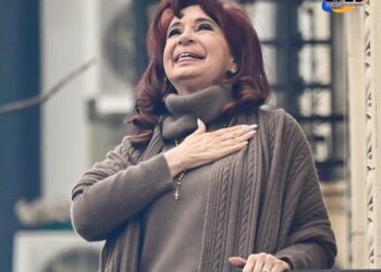 Cristina Kirchner quedó presa en su departamento de Constitución: el juez ordenó que use tobillera electrónica.