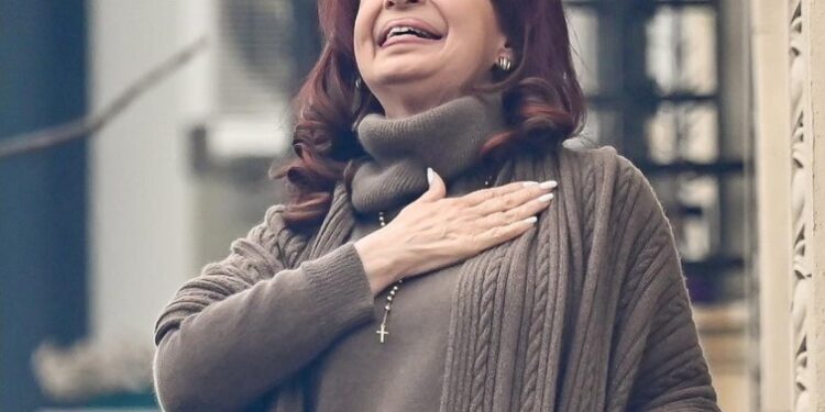 Cristina Kirchner quedó presa en su departamento de Constitución: el juez ordenó que use tobillera electrónica.