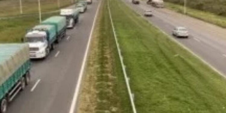 Se le rompió el camión, frenó en autopista a la altura de Oliveros y lo asaltaron a mano armada