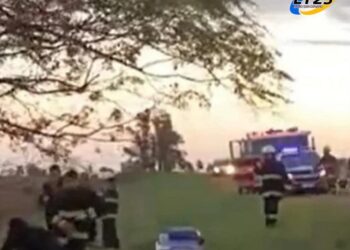 San Carlos Norte: cuatro jóvenes santafesinos heridos tras despistar y chocar contra un árbol