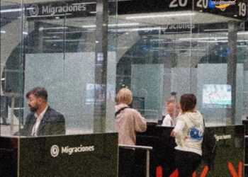 Nuevo trámite busca agilizar la salida del país con menores de edad