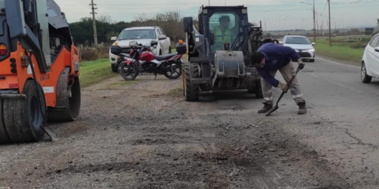 VIALIDAD NACIONAL TRABAJA EN LA TRAVESÍA URBANA DE RN 178 EN LAS ROSAS