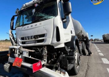 Este jueves a las 11:15 horas, bomberos fueron alertados por un accidente de tránsito en el kilómetro 356 de la autopista, mano con dirección a Rosario, donde colisionaron tres vehículos.