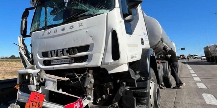 Este jueves a las 11:15 horas, bomberos fueron alertados por un accidente de tránsito en el kilómetro 356 de la autopista, mano con dirección a Rosario, donde colisionaron tres vehículos.