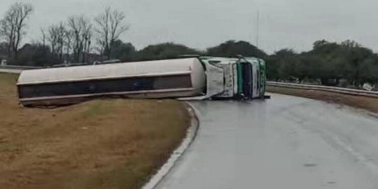 CORTE TOTAL EN LA RUTA 34, A LA ALTURA DE ARRUFÓ POR VUELCO DE CAMIÓN CON COMBUSTIBLE