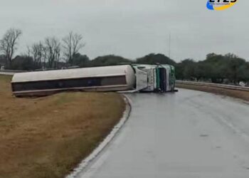 Arrufo A 48hs del vuelco de un camión cisterna – patente boliviana – en RUTA NACIONAL N°34, sigue todo igual.