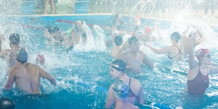 TIMBÚES VIVIÓ NUEVA JORNADA DE 60′ DE NADO EN EL NATATORIO COMUNAL