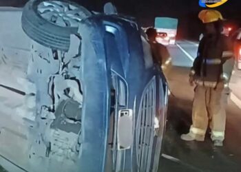 VUELCO Y PRINCIPIO DE INCENDIO EN AUTOPISTA A LA ALTURA DE BARRANCAS