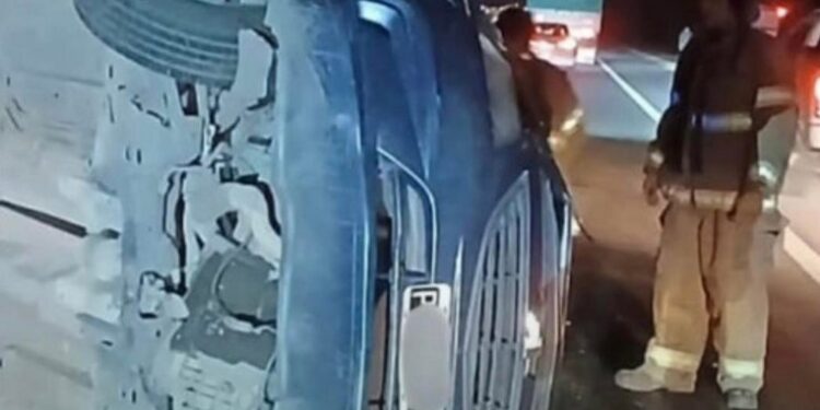 VUELCO Y PRINCIPIO DE INCENDIO EN AUTOPISTA A LA ALTURA DE BARRANCAS