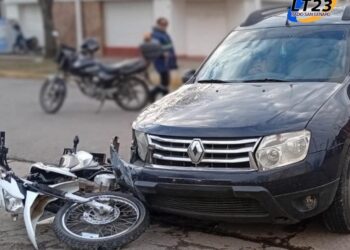 Salida de bomberos: accidente de tránsito en la intervención de las calles Belgrano y Corrientes entre un auto y una moto.