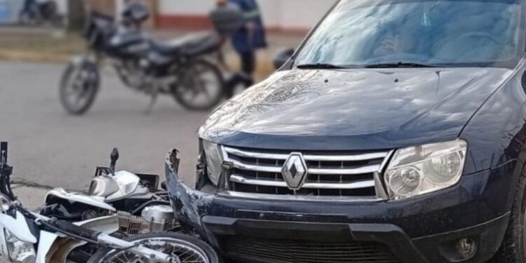 Salida de bomberos: accidente de tránsito en la intervención de las calles Belgrano y Corrientes entre un auto y una moto.