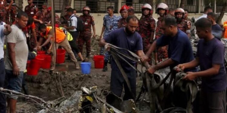 20 personas fallecieron luego de que un avión se estrellara en una escuela de Bangladesh