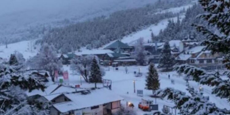 Bariloche celebra la llegada de la nieve: comenzó la temporada de invierno en el Cerro Catedral
