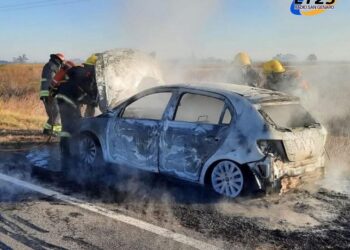Las Rosas: INCENDIO DE UN AUTO CON PÉRDIDAS TOTALES EN RUTA 65
