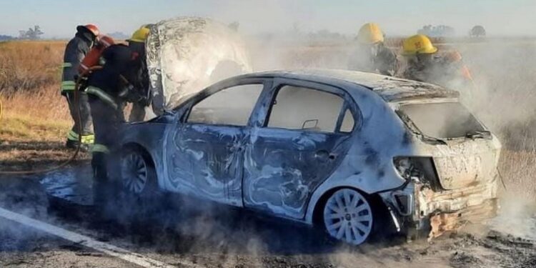 Las Rosas: INCENDIO DE UN AUTO CON PÉRDIDAS TOTALES EN RUTA 65