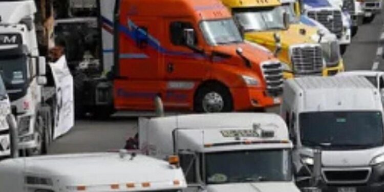 CAOS DE CAMIONES EN A012 Y 34 POR DESVÍOS POR LOS CORTES EN AUTOPISTA