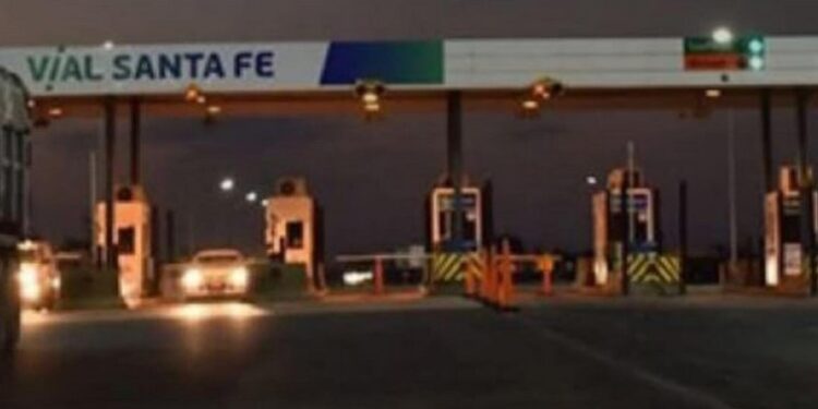 CORTE AUTOPISTA ROSARIO-SANTA FE: UN CAMION VOLCÓ Y QUEDO CRUZADO EN LA CALZADA