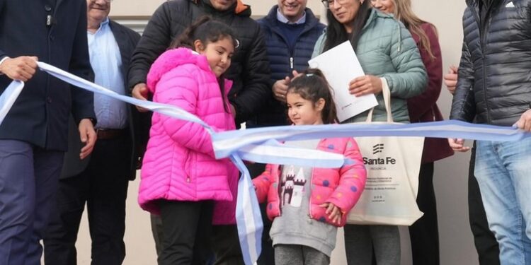 El senador Esteban Motta inauguró junto a Maximiliano Pullaro 5 viviendas en Colonia Belgrano