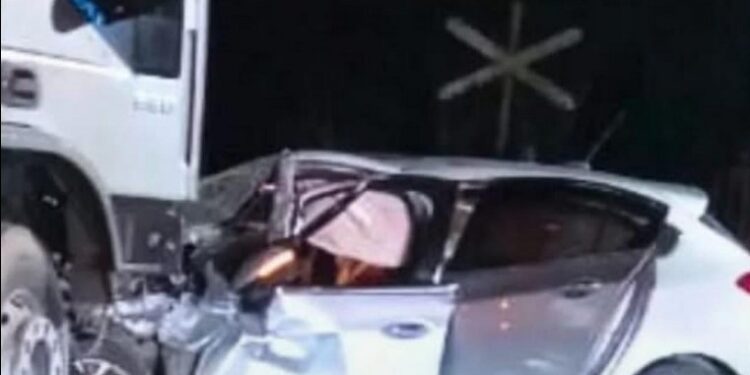 Monje choque frontal entre un auto y un camión. Una mujer herida