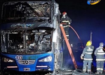 SE INCENDIÓ UN OMNIBUS DE LA EMPRESA GÜÉMES EN CASAS