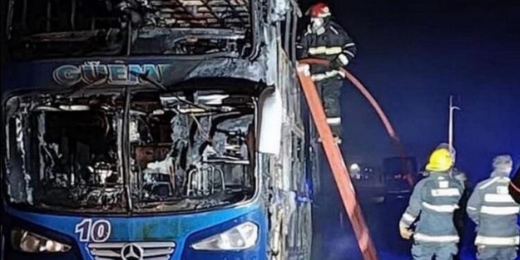 SE INCENDIÓ UN OMNIBUS DE LA EMPRESA GÜÉMES EN CASAS