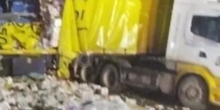 Violento choque en la ruta 11: tres muertos y 17 heridos tras un accidente entre un camión y un colectivo