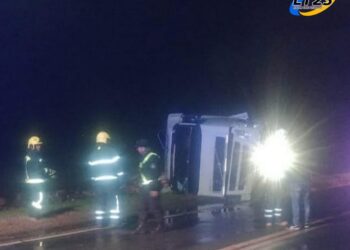 RN 34, KM 25 altura Luis Palacios sentido a Rosario: circular con precaución debido al vuelco de un camión que permanece muy cerca de la calzada.