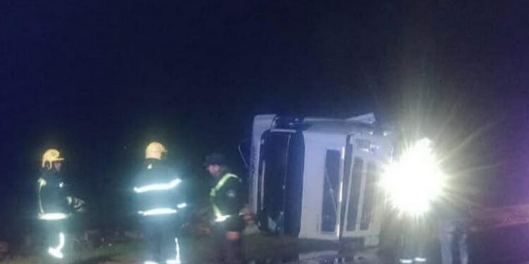 RN 34, KM 25 altura Luis Palacios sentido a Rosario: circular con precaución debido al vuelco de un camión que permanece muy cerca de la calzada.