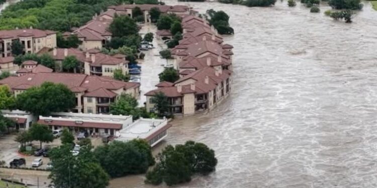 Más de 80 personas murieron y muchas continúan desaparecidas en el estado de Texas