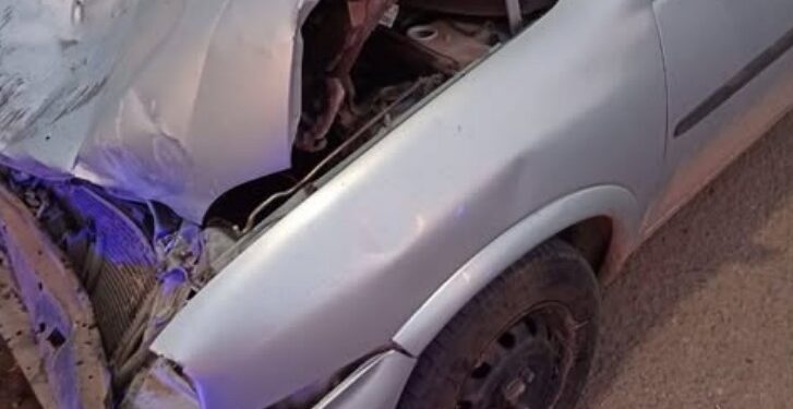 San Genaro: Un auto impactó contra una camioneta que estaba estacionada. Sin heridos.